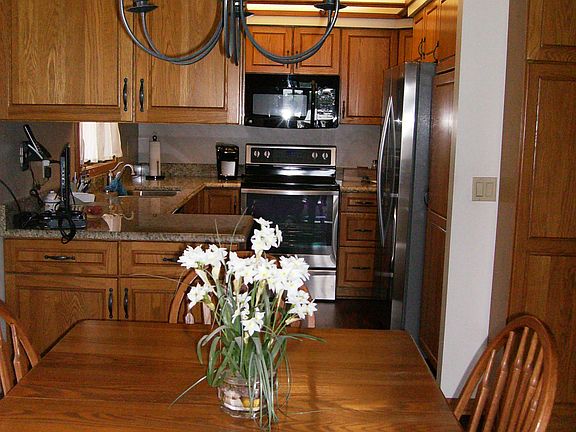 4th image of 2939 Woodhams Ave