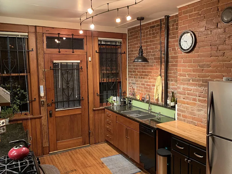 Double sink, granite counter, quality cabinetry, soft-close drawers, under-cabinet lighting.