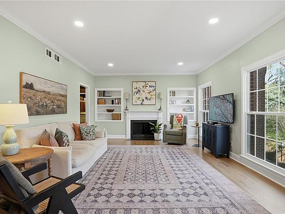 5th image of 423 Jefferson Cir #423