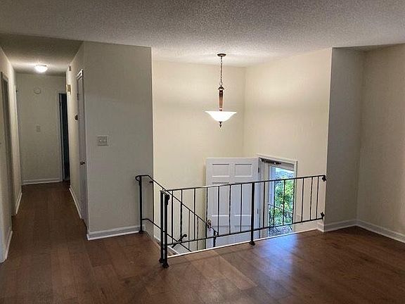3rd image of 828 Greenhills Dr SE
