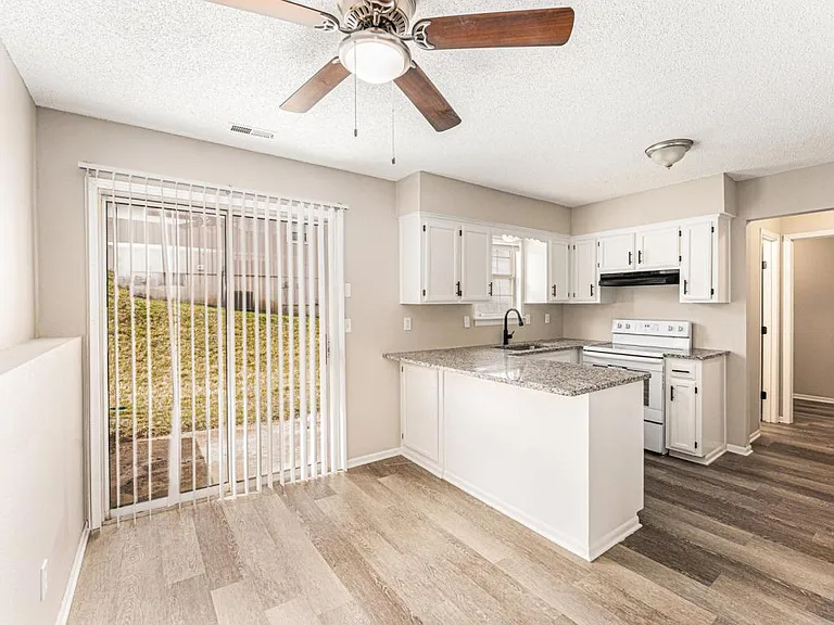 810 SW Pinebrook Village Dr — Photo 6