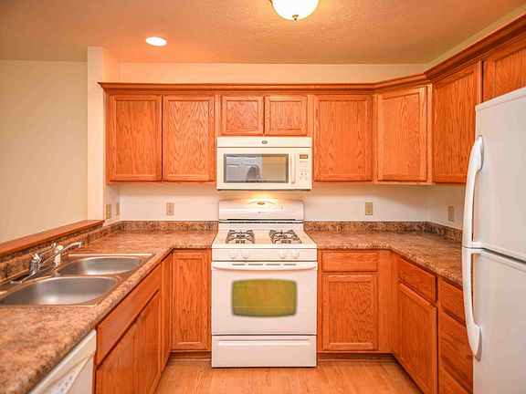 3rd image of 410 Hawley Dr
