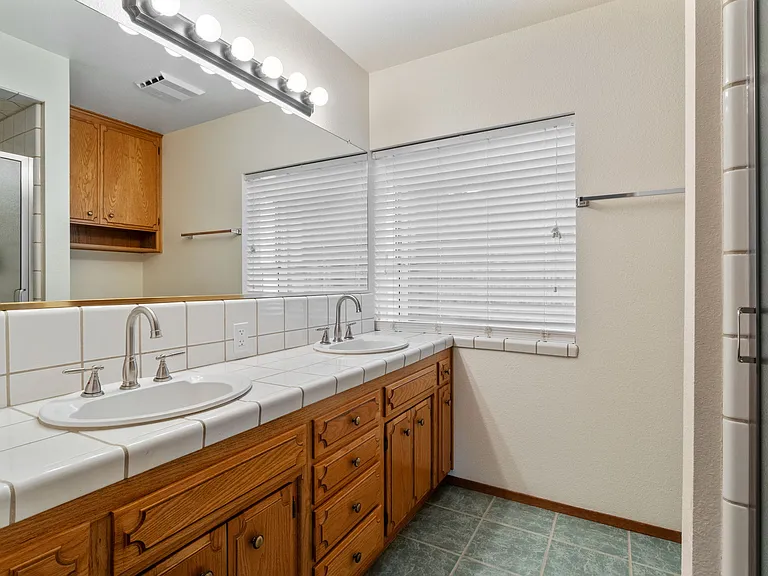 6469 N San Pedro Ave — Photo 26