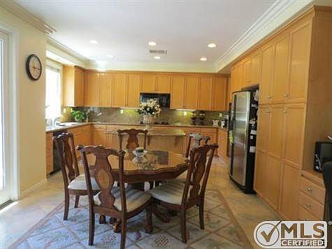 4th image of 25644 Elmwood Ln