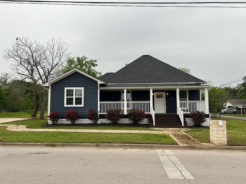 1st image of 200 S Brazos Ave