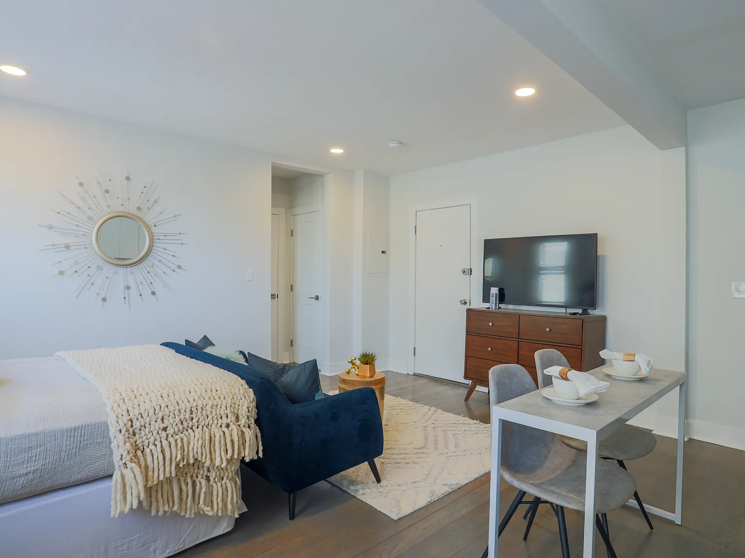 Studio, 450 sqft, $2,650 — Photo 3
