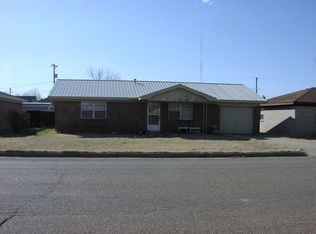 404 6th St, Farwell, TX 79325