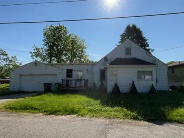 1569 Raymond St, Lakemore, OH 44250