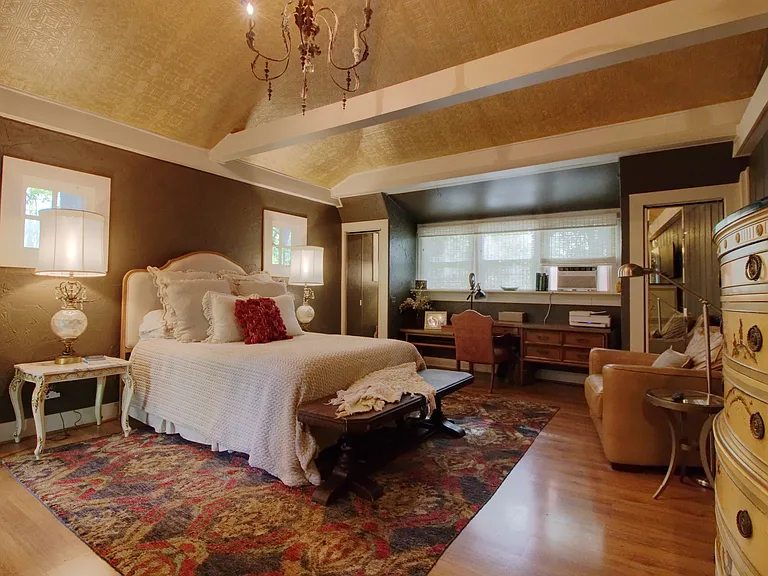 Large semi private secondary en suite with queen bed