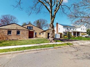 1634 Ridgeway Dr, Hewlett, NY 11557