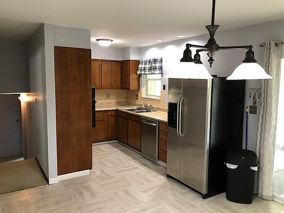 4th image of 58 Indianhead Dr