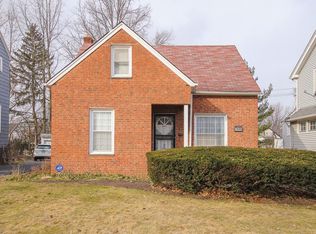 1048 Yellowstone Rd, Cleveland Heights, OH 44121
