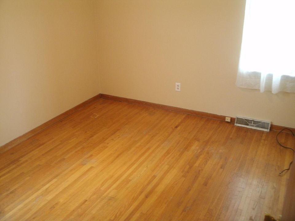 1st image of 33 Sunshine Dr