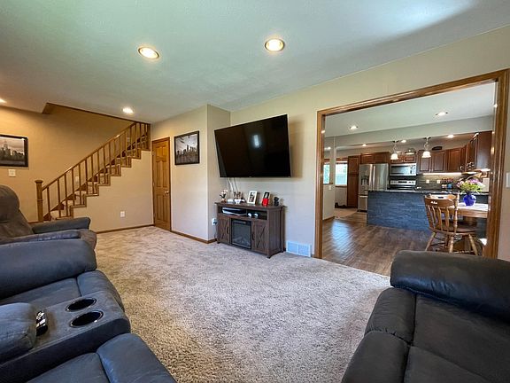 5th image of 301 1st St SE