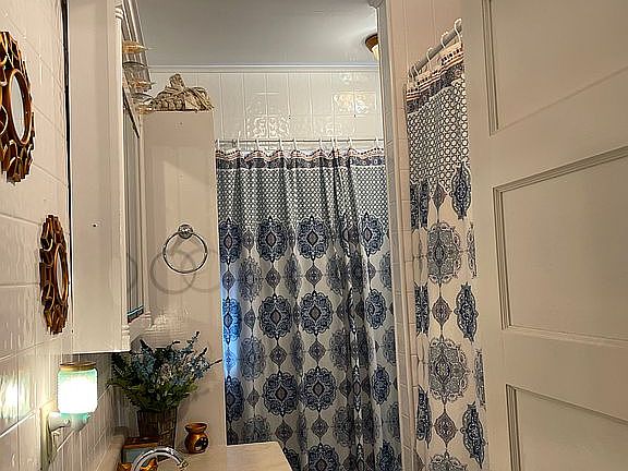 4th image of 717 Carson St