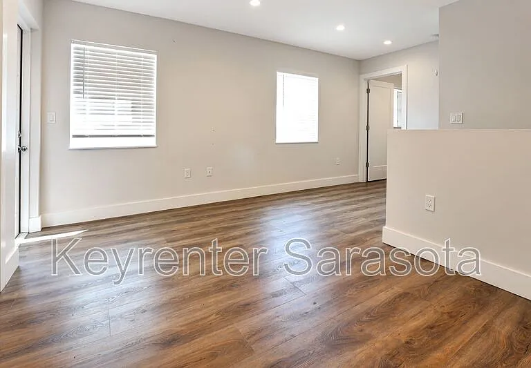 2066 Roselawn St — Photo 12