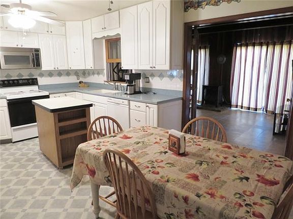 Eat-In Kitchen w Plenty Of Storage Space