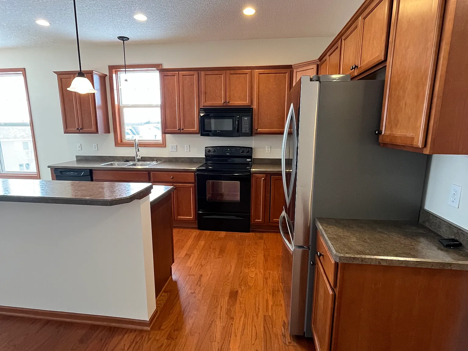 2 bed, 1.5 bath, 1480 sqft, $1,900 — Photo 3