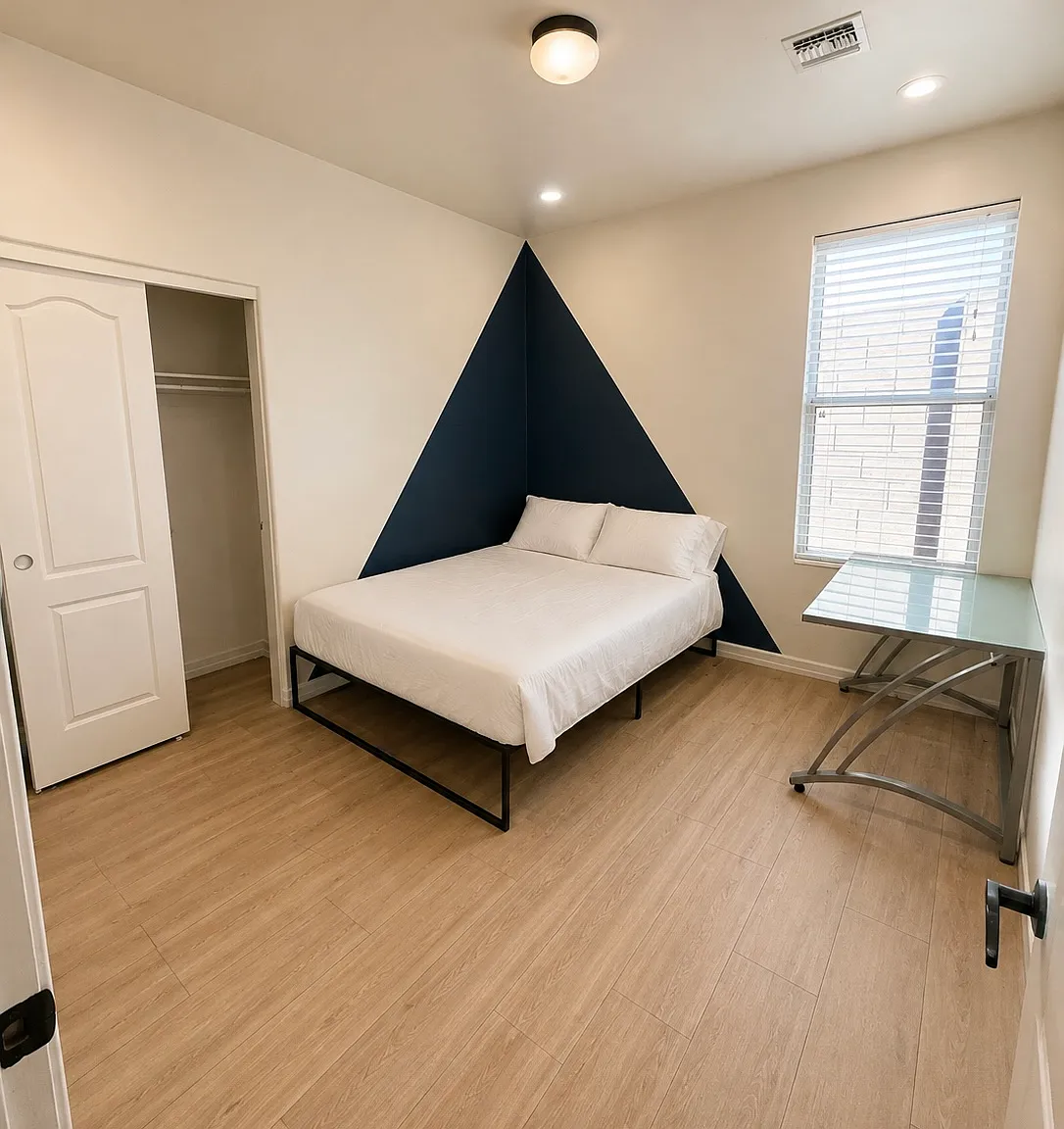 4 bed, 2045 sqft, $900 — Photo 2
