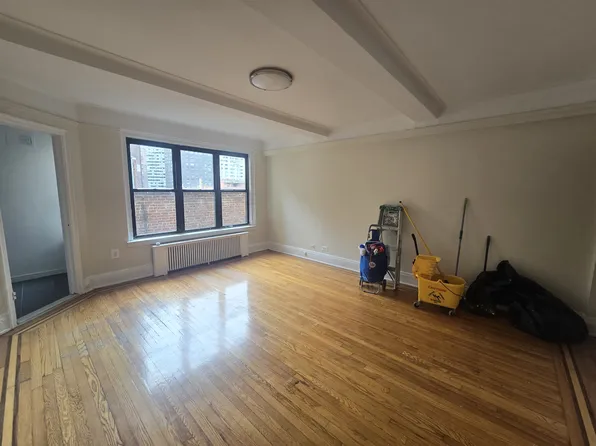 310 East 55th Street image 1 of 7