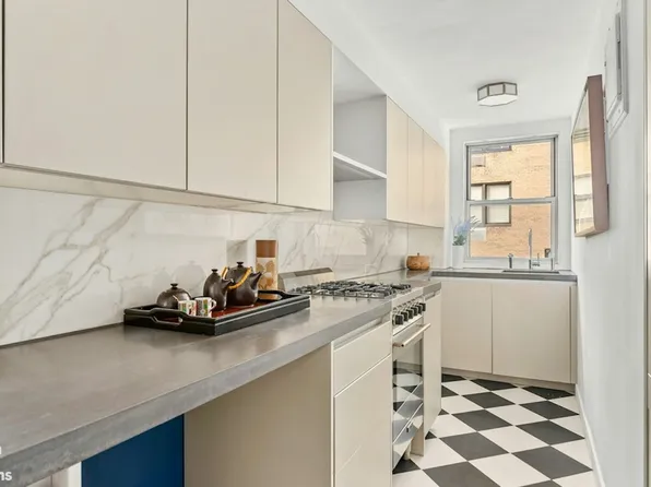 4 East 70th Street image 4 of 7