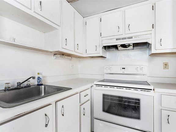 5th image of 2555 NE 11th Street #PH08