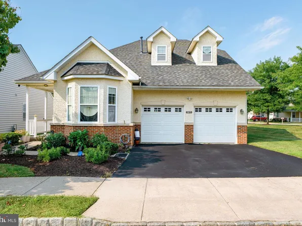 2672 Honeysuckle Ln, Philadelphia, PA 19116
