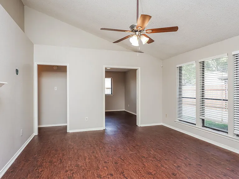 907 Park Place Blvd — Photo 4