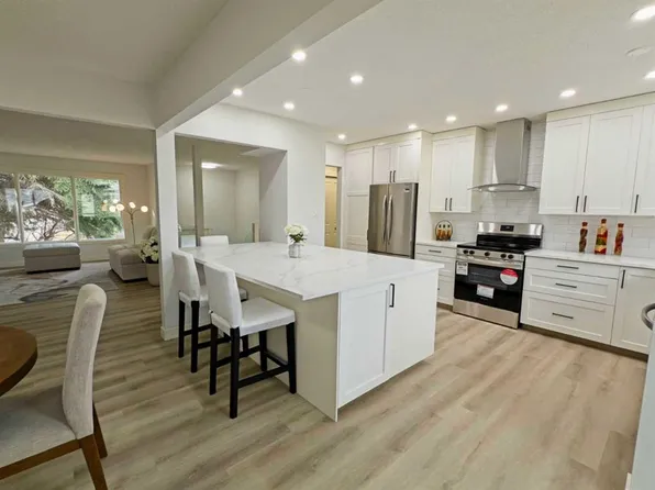 7032 W 78th St NW, Calgary, AB T3B 4H9