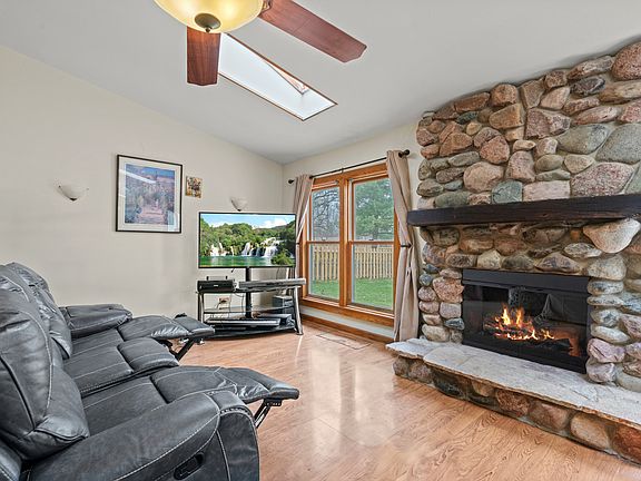 3rd image of 716 Dartmouth Dr
