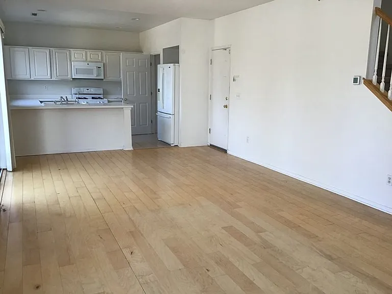 4055 Laurel Park Way — Photo 3