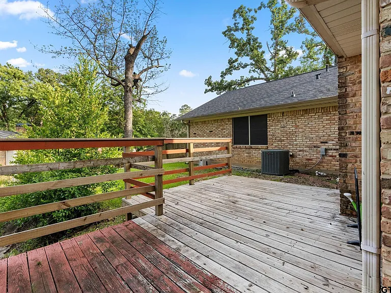 3200 Decharles St — Photo 34