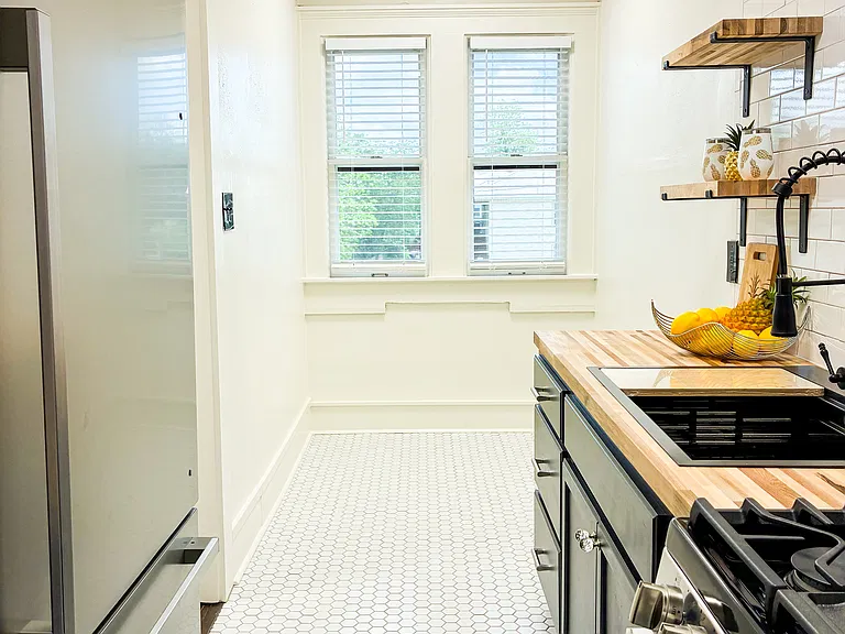416 E Dewey Pl — Photo 2