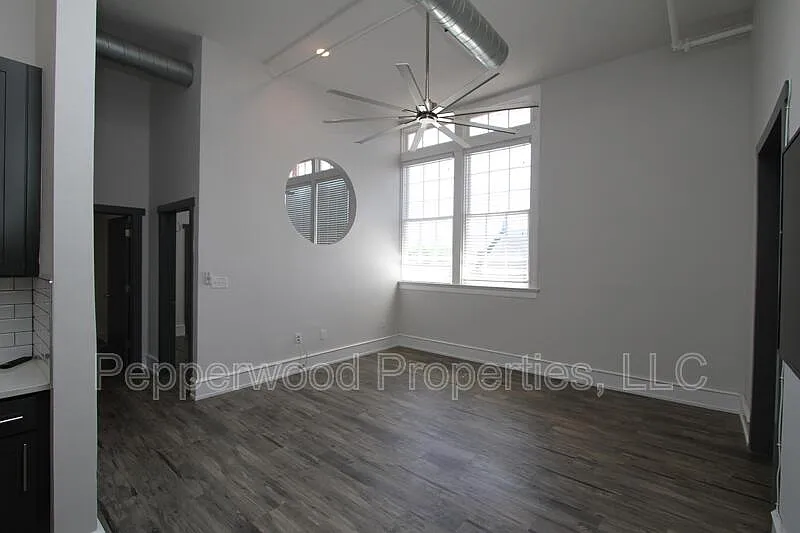 2 bed, 1.0 bath, 787 sqft, $1,295 — Photo 4