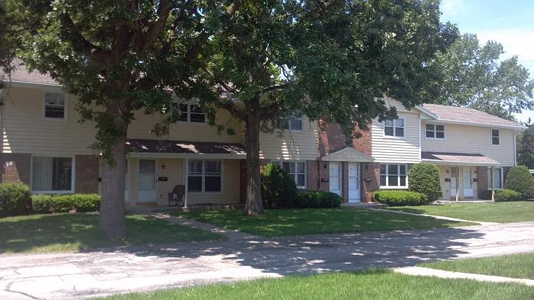 Shorewood Townhouse Apartments — Photo 11