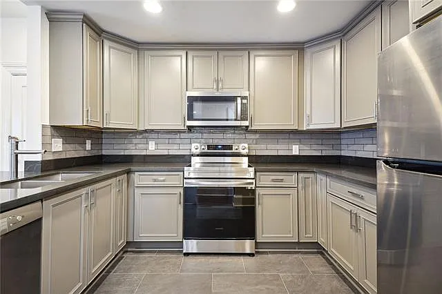 1939 S Carrollton Ave #C — Photo 9