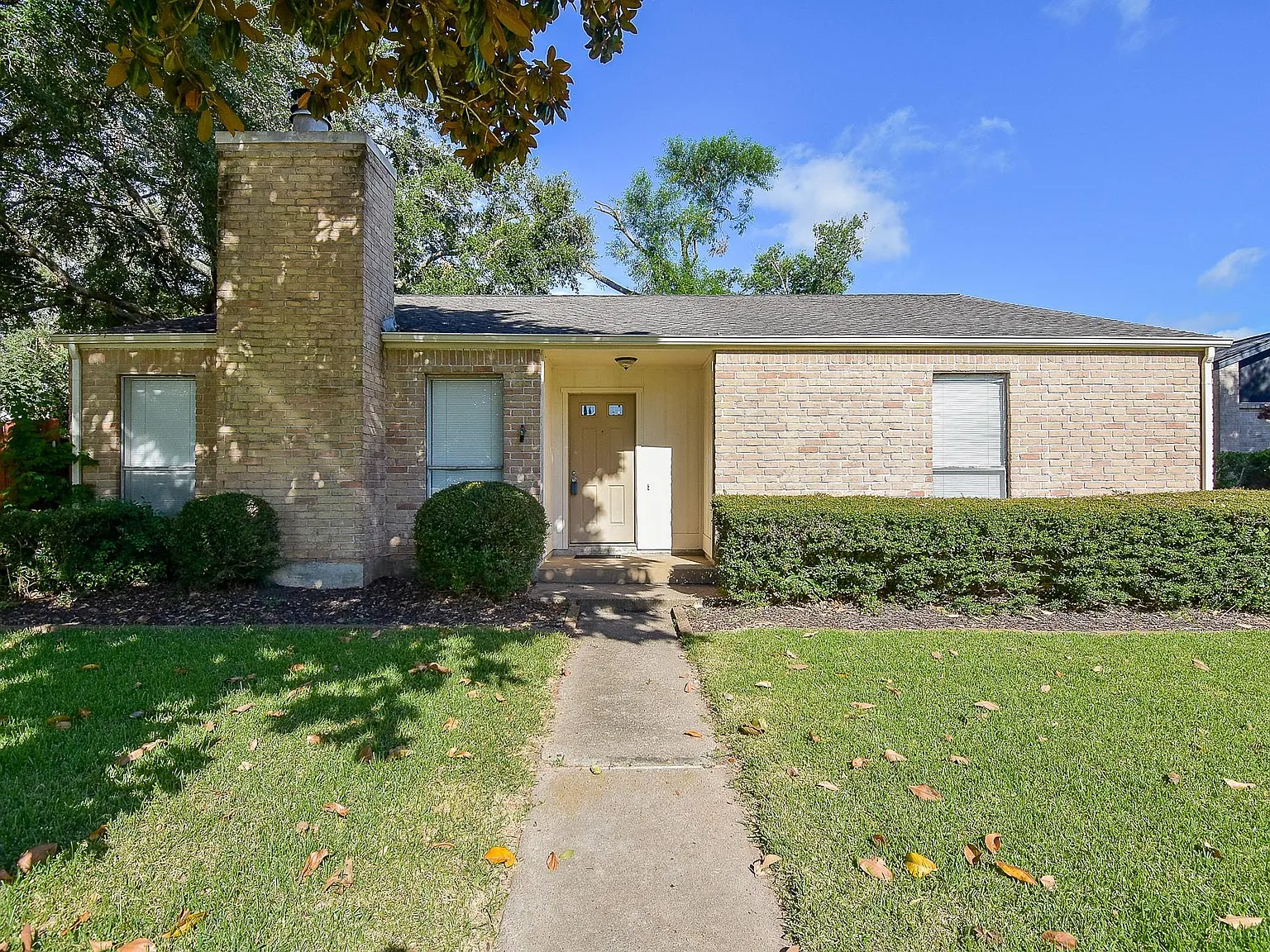 3 bed, 2.0 bath, 1821 sqft, $2,100 — Photo 3
