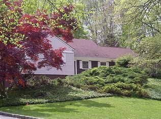 2 Old Roaring Brook Rd, Mount Kisco, NY 10549