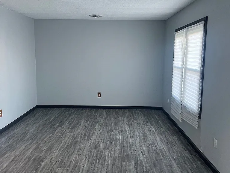 208 Logan St — Photo 6