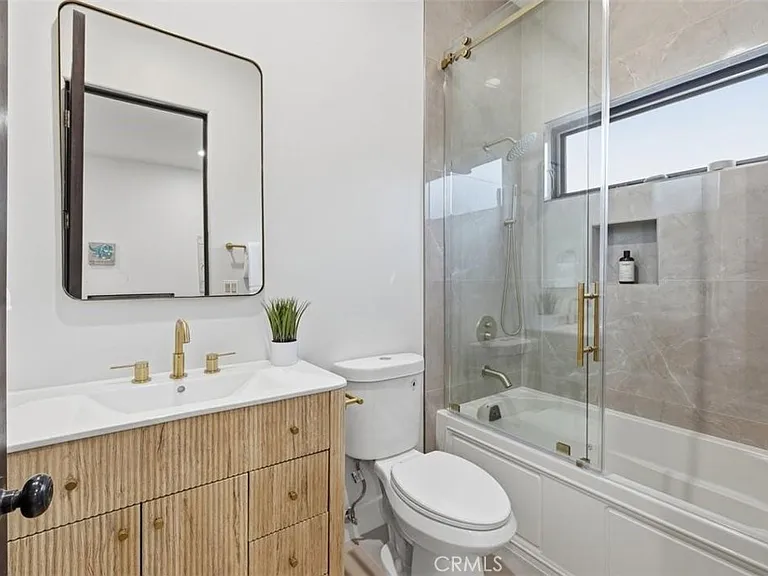 22953 Oxnard St — Photo 16