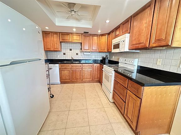 5th image of 2069 Oakridge F #2069