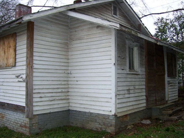 2nd image of 207 E Elm St