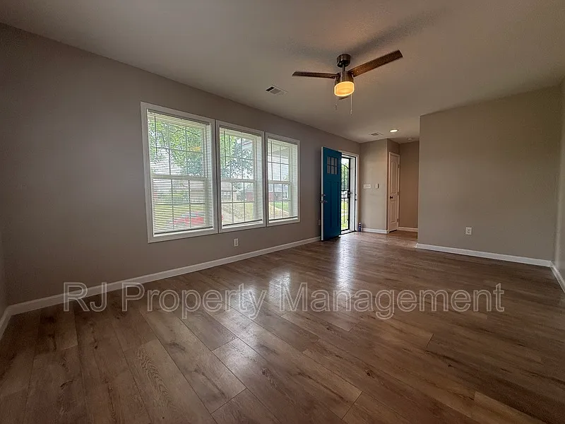 3 bed, 1.0 bath, 864 sqft, $1,095 — Photo 3