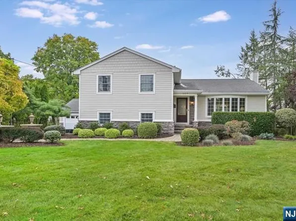 327 Beechwood Rd, Oradell, NJ 07649