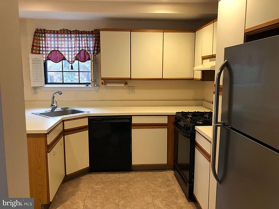 3rd image of 4914 Winterbury Dr