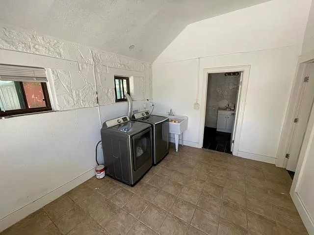 1506 E 2nd St — Photo 13
