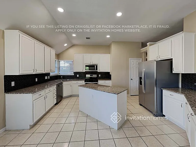 1046 Essex Dr — Photo 6