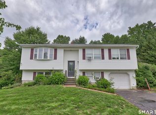 21 Applewood Ln, Naugatuck, CT 06770