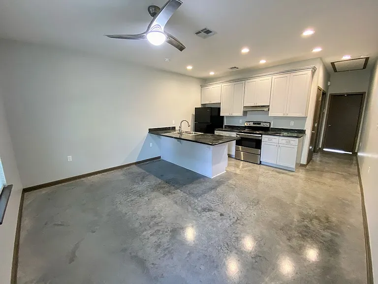 144 Arlington Dr — Photo 2