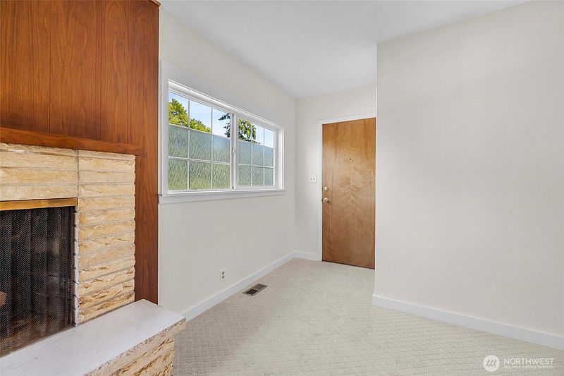 4th image of 2615 Lincoln Street